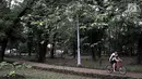 Warga bermain sepeda di Taman Hutan Kota Tebet, Jakarta, Kamis (19/4). Pemprov DKI Jakarta mengalokasikan anggaran sebesar Rp 27 miliar untuk penataan hutan kota. (Merdeka.com/Iqbal Nugroho)