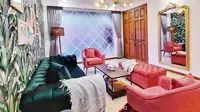 Penampakan ruang tamu rumah Marshanda yang warna-warni (dok.Instagram/@marshanda99/https://www.instagram.com/p/B_4avmRHSWd/Komarudin)