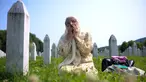 Seorang wanita muslim Bosnia berduka di samping makam kerabatnya, korban genosida Srebrenica, di Memorial Center, Potocari, Bosnia-Herzegovina, Selasa (11/7/2023). Ribuan orang berkumpul di Kota Srebrenica untuk memperingati 28 tahun satu-satunya genosida yang diakui Eropa sejak Perang Dunia II. (AP Photo/Armin Durgut)