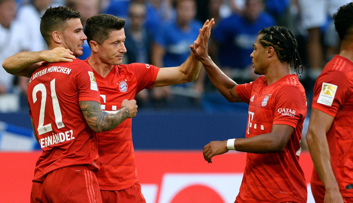 Para pemain Bayern Munchen merayakan gol yang dicetak Robert Lewandowski ke gawang Schalke pada laga Bundesliga di Veltins-Arena, Gelsenkirchen, Sabtu (24/8). Schalke kalah 0-3 dari Munchen. (AFP/Uwe Kraft)