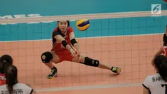 Timnas voli putri Indonesia Santi Andriyanti Novia mengembalikan bola saat melawan Thailand dalam laga final Sea Games 2017 di MITEC, Kuala Lumpur, Malaysia, Minggu (27/8). Indonesia kalah melawan Thailand dengan skor 0-3. (Liputan6.com/Faizal Fanani)
