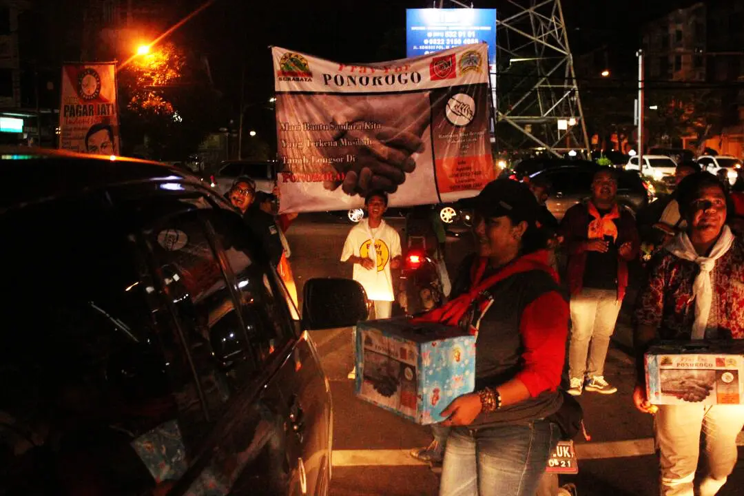 Komunitas Pencinta Alam di Surabaya, menggalang dana bantuan korban bencana longsor di Kabupaten Ponorogo. (Liputan6.com/Dhimas Prasaja)