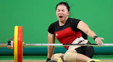 Atlet angkat besi Indonesia Dewi Safitri saat berlaga di cabang angkat besi kelas 53 kilogram wanita Olimpiade Rio 2016, Brazil, Minggu (7/8). Dewi gagal mengikuti jejak rekannya, Sri Wahyuni untuk meraih medali. (REUTERS)  