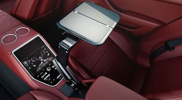 Interior Porsche Panamera bagian belakang. (Carbuzz)