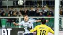 Proses gol sundulan yang dicetak striker Italia, Ciro Immobile ke gawang Armenia pada laga Kualifikasi Piala Eropa 2020 di Stadion Renzo Barbera, Palermo, Senin (18/11). Italia menang 9-1 atas Armenia. (AFP/Andreas Solaro)