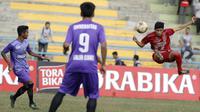 Pemain UPI menendang bola saat pertandingan melawan Unigal pada laga final Torabika Campus Cup 2017 di Gor Jati Padjajaran, Jatinangor, Kamis (28/9/2017). UPI menang adu penalti atas Unigal. (Bola.com/M Iqbal Ichsan)