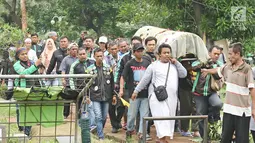 Kerabat dan keluarga membawa Jenazah Laila Sari untuk dikuburkan di Tempat Pemakaman Umum (TPU) Karet Bivak, Jakarta, Selasa (21/11). Laila Sari meninggal dunia saat pulang syuting, di usai 82 tahun. (Liputan6.com/Herman Zakharia)