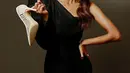 Berpenampilan layaknya model, memang sering dilakukan oleh Zsa Zsa Utari. Perempuan keturunan Jamaika ini sangat terlihat feminin sehingga memukau publik. Tidak heran, di foto ini banyak netizen memberikan komentar positif terkait kecantikan Zsa Zsa. (Liputan6.com/IG/@zsazsautari)
