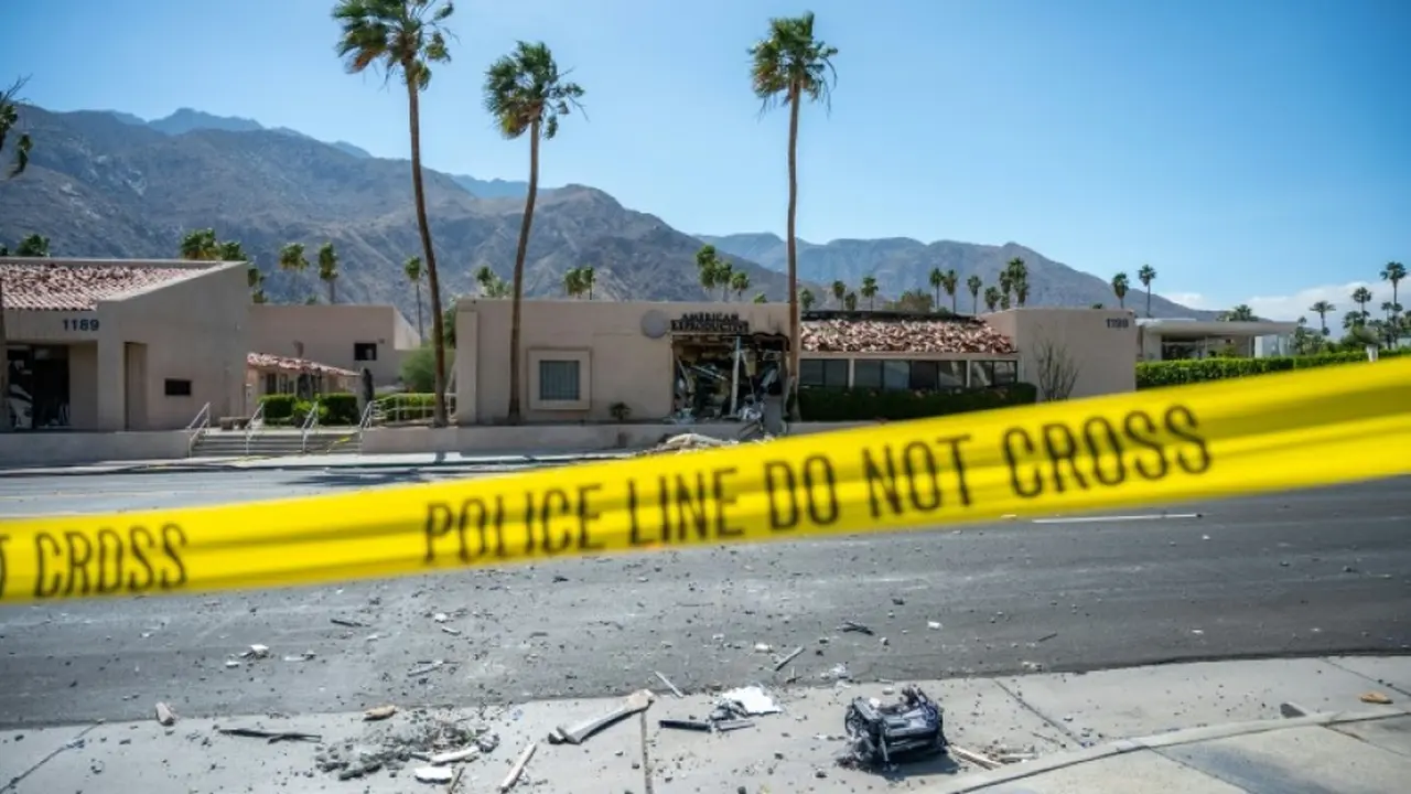 Saksi mata mengatakan kepada media lokal bahwa mereka telah melihat sisa-sisa jasad manusia di dekat klinik American Reproductive Centers di California, AS setelah ledakan bom. (Gabriel Osorio / AFP)