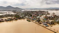 Foto udara menunjukkan banjir yang melanda permukiman warga setelah topan Bualoi melewati komune Lam Thanh di Provinsi Nghe An, Vietnam pada 30 September 2025. (Phan Duy/AFP)