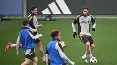 Gelandang Juventus, Kenan Yildiz (kanan) saat sesi latihan bersama rekan setimnya di tempat latihan Continassa, Turin. pada 10 Desember 2024. (Isabella BONOTTO/AFP)
