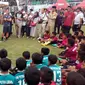 Atep bersama Tantan tengah memberikan choching clinic sepakbola kepada anak-anak di Ciamis (Liputan6.com/Jayadi Supriadin)