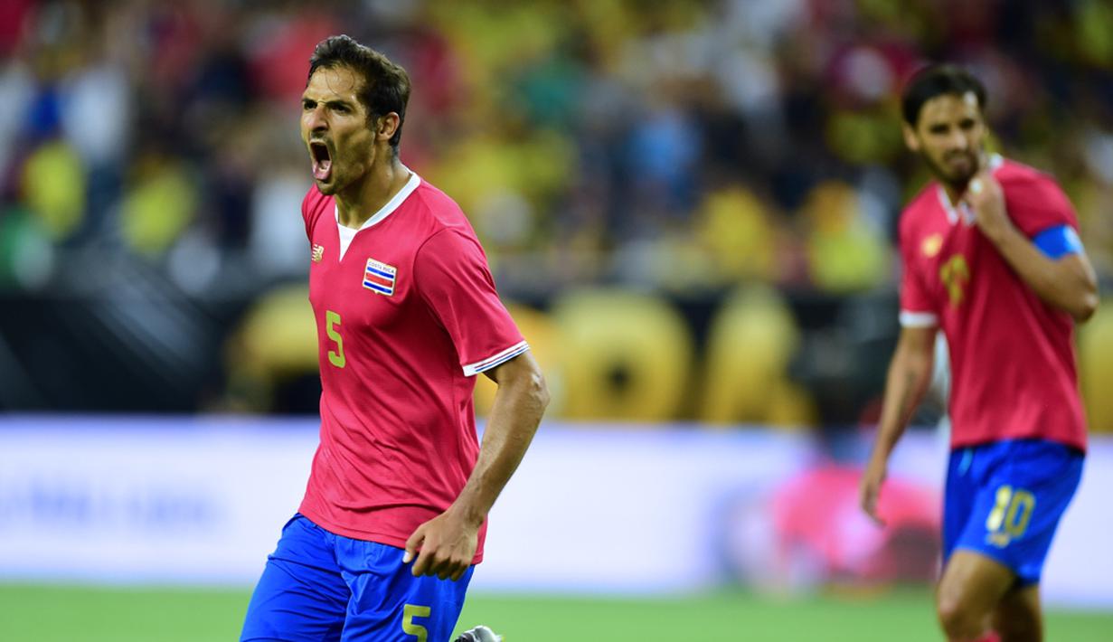 Kosta Rika mengalahkan Kolombia 3-2 dalam laga Grup A Copa America Centenario 2016 di Stadion NRG, Houston, AS, Minggu (12/6/2016). (AFP/Alfredo Estrella)