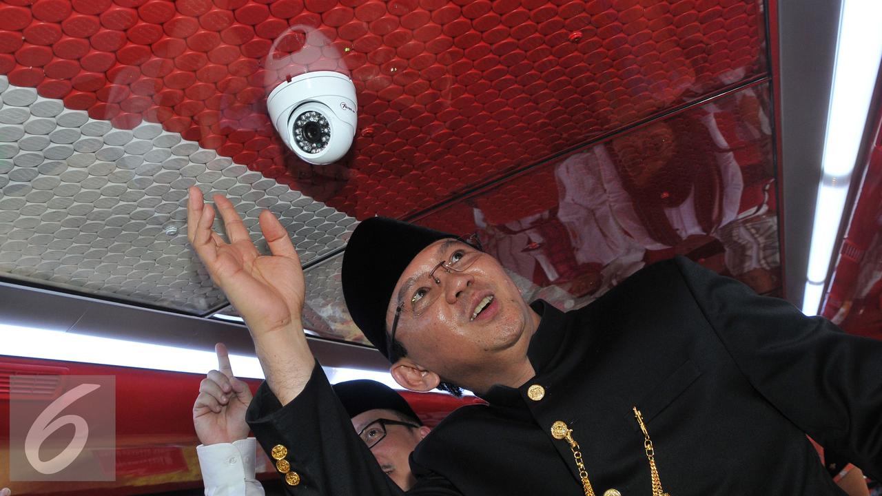 Ahok Luncurkan Bus dan Hotline Transjakarta yang Baru