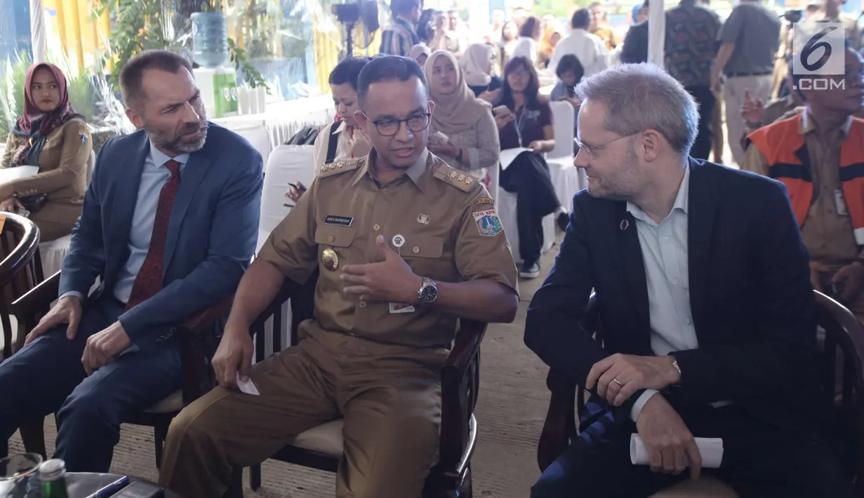 Gubernur DKI Jakarta Anies Baswedan (tengah), Dubes Norwegia Vegard Kaale (kiri) dan Dubes Denmark Rasmus A. Kristensen saat melakukan kunjungan ke Pintu Air Manggarai, Jakarta, Selasa (30/1). (Liputan6.com/Arya Manggala)