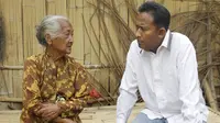 Dayyara (82), nenek sebatang kara yang menyambungkan hidupnya dari berjualan sapu lidi, saat dikunjungi Wakil Bupati Sumenep Achmad Fauzi. ((Liputan6.com/ Fahrul)