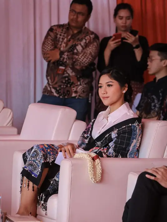 Dalam kesempatan tersebut, Erina tampil elegan mengenakan busana bertema etnik formal yang terbuat dari kain batik perca lansiran Wilsen Willim. [Foto: IG/erinagudono].