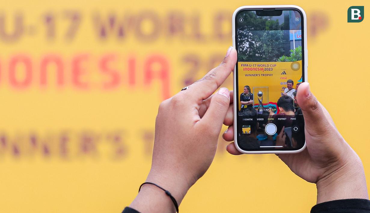 <p>Masyarakat&nbsp;dengan antusias mengabadikan trofi Piala Dunia U-17 2023 saat acara&nbsp;Trophy Experience di Bundaran Hotel Indonesia, Jakarta, Minggu (15/10/2023). (Bola.com/Bagaskara Lazuardi)</p>