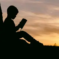 Ilustrasi seorang anak membaca kutipan. (Foto: Unsplash/Aaron Burden).