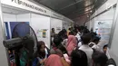 Sejumlah calon pelamar kerja mencari informasi di salah satu stand "Job Fair Tangsel 2018" di BSD, Kamis  (19/7). Job Fair ini diselengarakan Dinas Ketenagakerjaan (Disnaker) pemerintah kota Tangerang Selatan (Tangsel). (Merdeka.com/Arie Basuki)