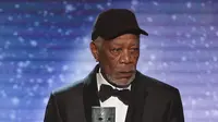 Aktor senior Hollywood, Morgan Freeman menerima piala Life Achievement dalam Screen Actors Guild Awards di Shrine Auditorium & Expo Hall, Los Angeles (21/1). (Kevork Djansezian/Getty Images/AFP)