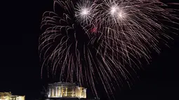 Kembang api memancar di atas kuil kuno Parthenon saat perayaan Tahun Baru di Athena (1/1/2016). (AFP Photo / Aris Messinis)