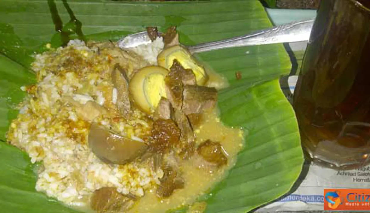 Citizen6, Pati: Nasi gandul khas Pati, dengan lauk telor dan daging yang ditemani teh hangat begitu nikmat disantap (Pengirim: Galih)