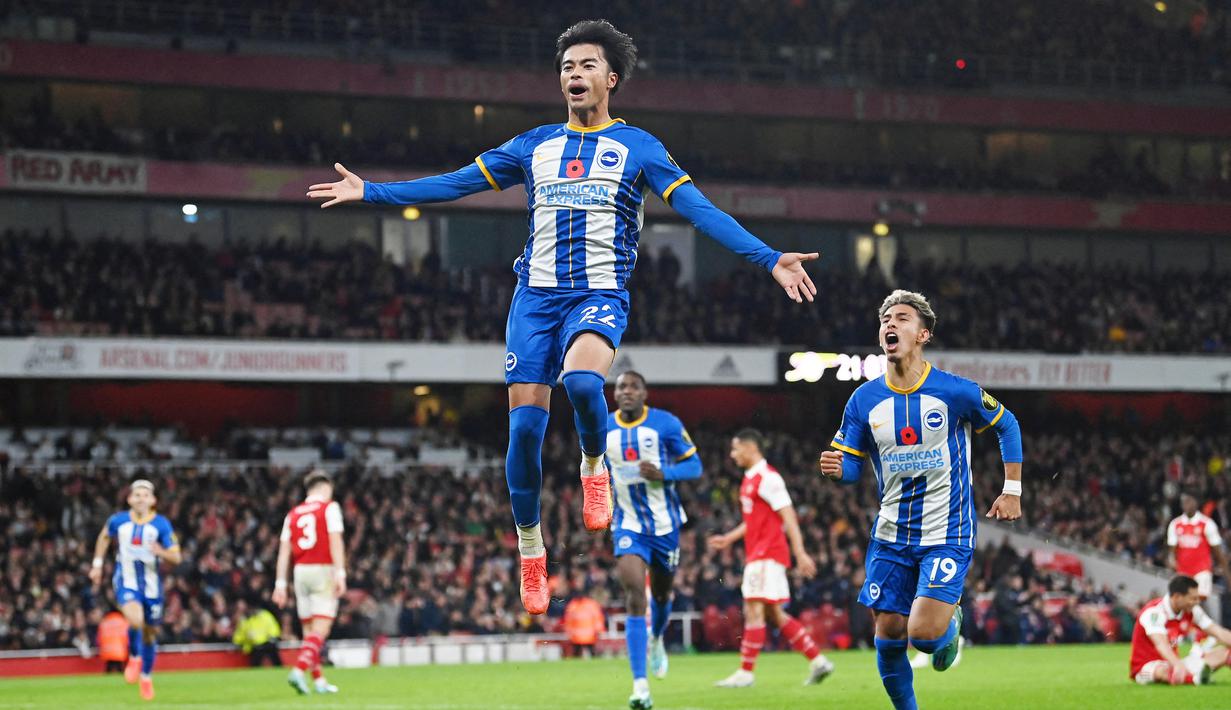 Nama Kaoru Mitoma semakin meroket setelah bermain apik bersama Brighton & Hove Albion. Mitoma menjadi pemain sayap kiri yang fantastis dengan torehan tiga gol dan empat assist dari 12 laga di semua kompetisi musim ini. (AFP/Glyn Kirk)