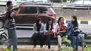 Sejumlah pegawai oulet menunggu kepastian di luar Gedung Mal Tebet Green, jakarta, Kamis (23/7/15). Mal yang dibangun sejak 2009 dan beroperasi 2011 ini tersandung masalah Sertifikat Layak Fungsi (SLF). (Liputan6.com/Herman Zakharia)