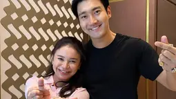 Rossa dan Choi Siwon diketahui dalam label atau agensi yang sama SM Entertainment sehingga tampak sangat akrab satu sama lain. Tak heran jika pertemuan jadi kebahagiaan sendiri karena sudah lama tidak bertemu. (Liputan6.com/IG/@itsrossa910)