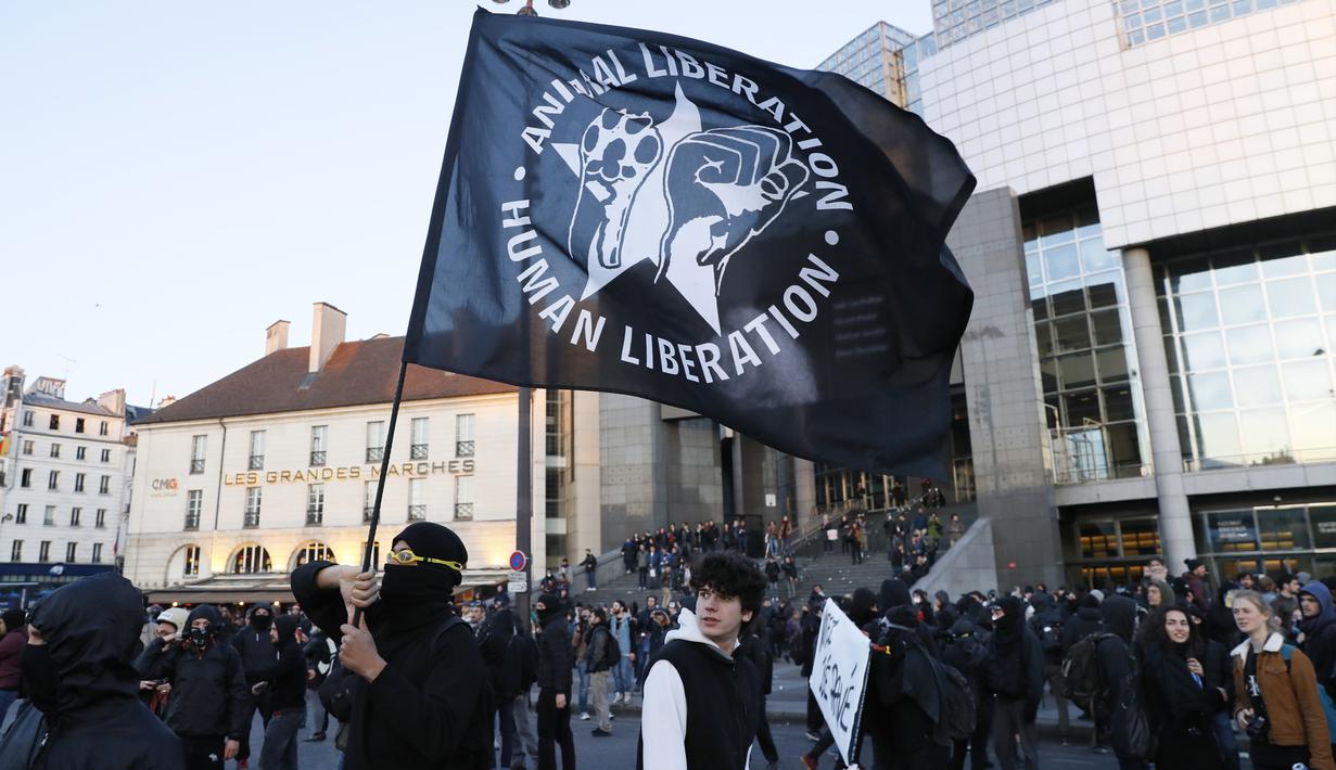 Sejumlah pendemo anti fasis menggelar aksi usai pengumuman hasil putaran pertama pemilihan Presiden di Paris (23/4). Dari hasil perhitungan cepat diketahui Emmanuel Macron unggul dari Marine Le Pen yang menempati posisi kedua. (AFP/Thomas Samson)