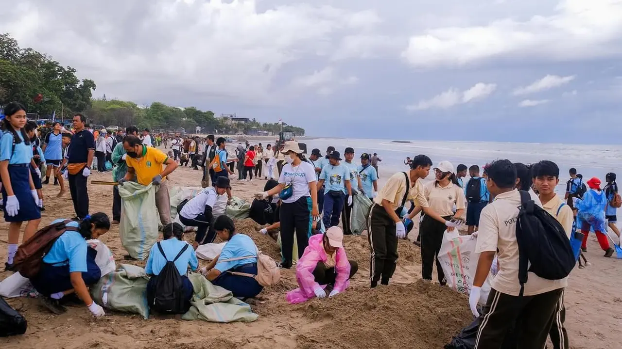 Krisis Sampah Kiriman dari Jawa di Pantai-pantai Bali, Sudah Dibersihkan Datang Lagi