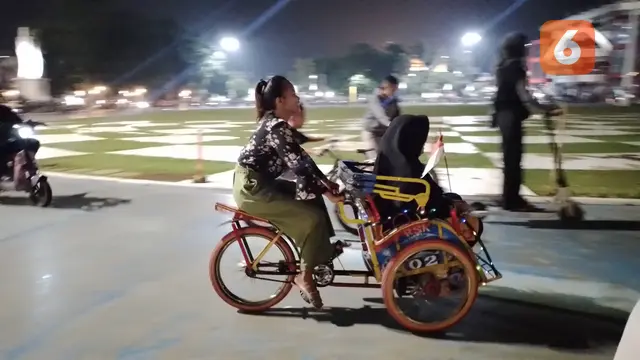 Warga saat menyewa becak mini, menikmati waktu libur menjelang Ramadan di Kota Sukabumi (Liputan6.com/Fira Syahrin).