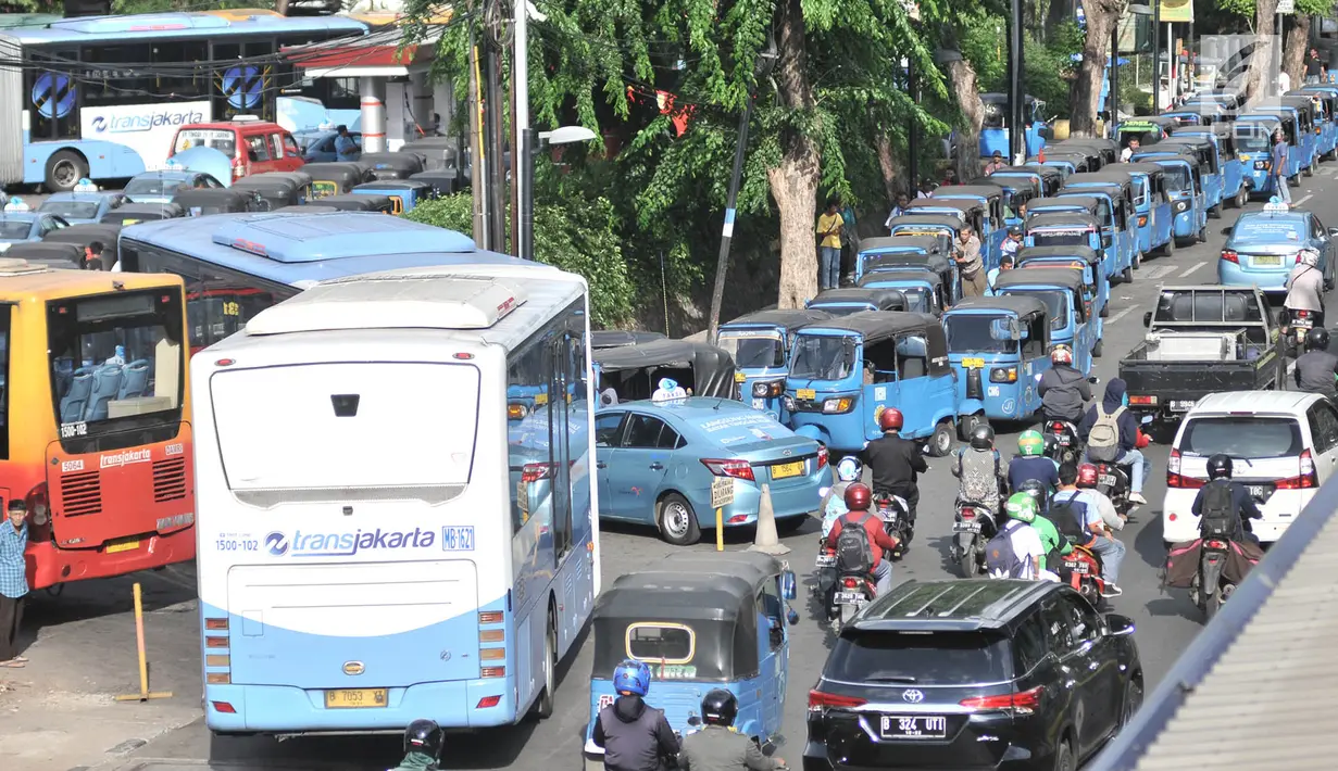 Bajaj, taksi, dan bus Transjakarta antre mengisi BBG di SPBG Pemuda, Jakarta, Kamis (15/11). Minimnya keberadaan SPBG menyebabkan antrean panjang kendaraan yang akan mengisi BBG hingga ke pinggir jalan menimbulkan kemacetan. (Merdeka.com/Iqbal S. Nugroho)