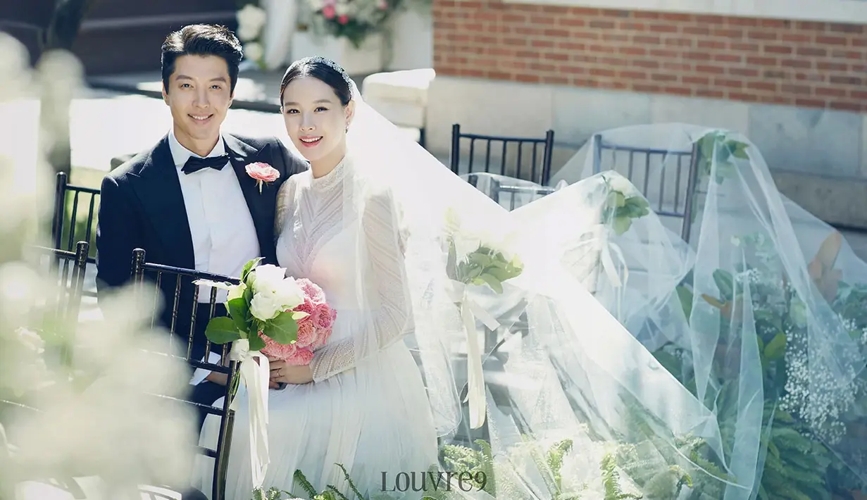 Lee Dong Gun dan Jo Yoon Hee berpacaran setelah mereka bermain dalam The Gentlemen of Wolgyesu Tailor Shop. Mereka pun menikah 2 Mei 2017. (Foto: koreaboo.com)