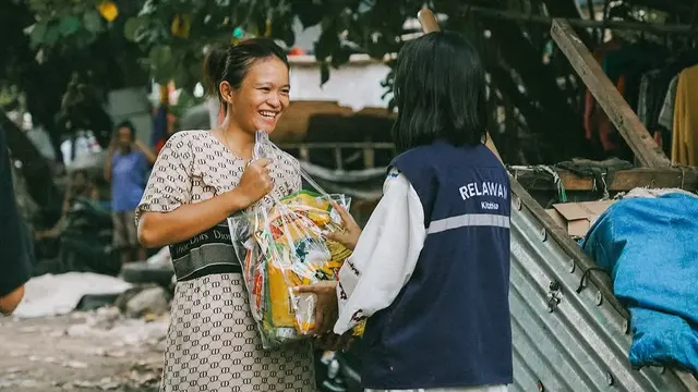 Potret Andien Ngabuburit di Kampung Pemulung