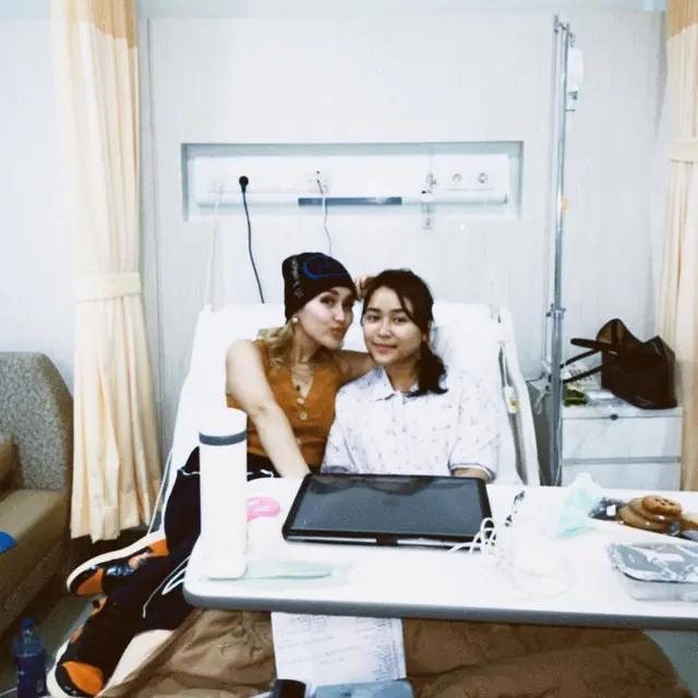 Ayu Ting Ting Dampingi Adik di RS (Foto: Instagram/@ayutingting92)