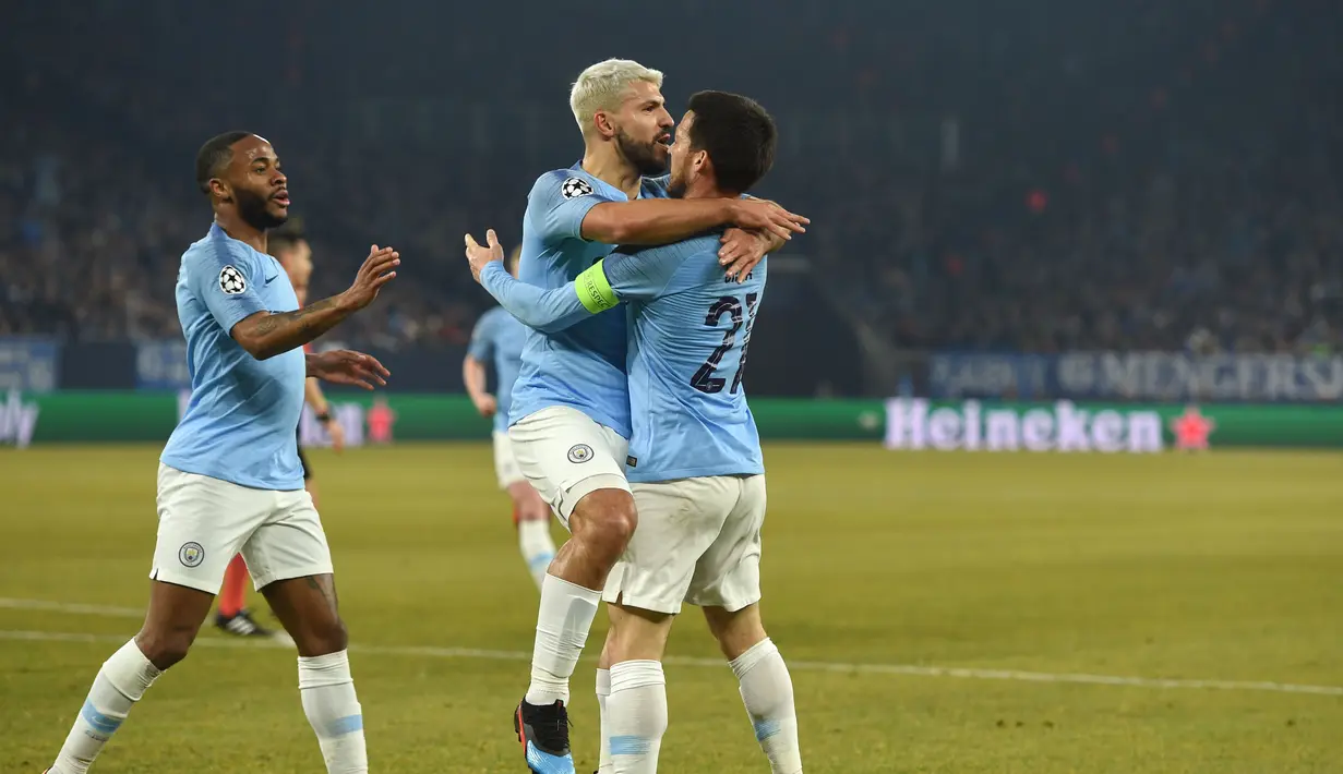 Perayaan gol pemain Man City yang dicetak Sergio Aguero pada leg 1, 16 besar Liga Champions 2018/19 yang berlangsung di stadion Veltins-Arena, Gelsenkirchen, Kamis (21/2). Man City menang 3-2 atas Schalke. (AFP/Odd Andersen)