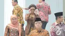 Susi Pudjiastuti membetulkan letak kacamatanya saat bersiap-siap melakukan foto bersama di Istana Negara, Jakarta, Senin (27/10/2014). (Liputan6.com/Herman Zakharia)