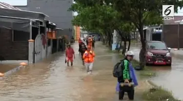 Banjir menerjang Kota Makassar dan 6 kabupaten di Sulawesi Selatan. Selain akibat hujan deras, banjir juga akibat kiriman air dari pegunungan Bawakaraeng