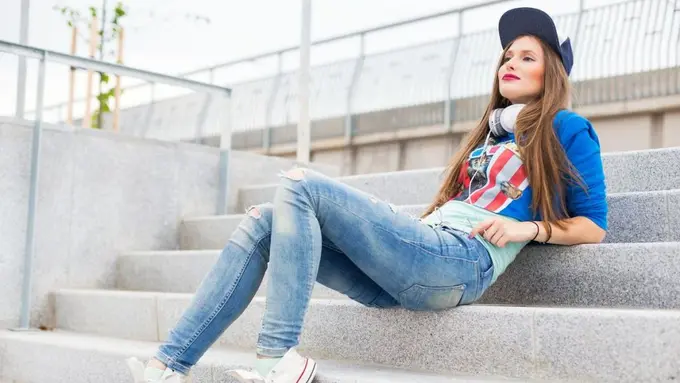 Bukan Hanya Rok dan Dress, Ini Bukti Pakai Celana Jins Lebih Cool