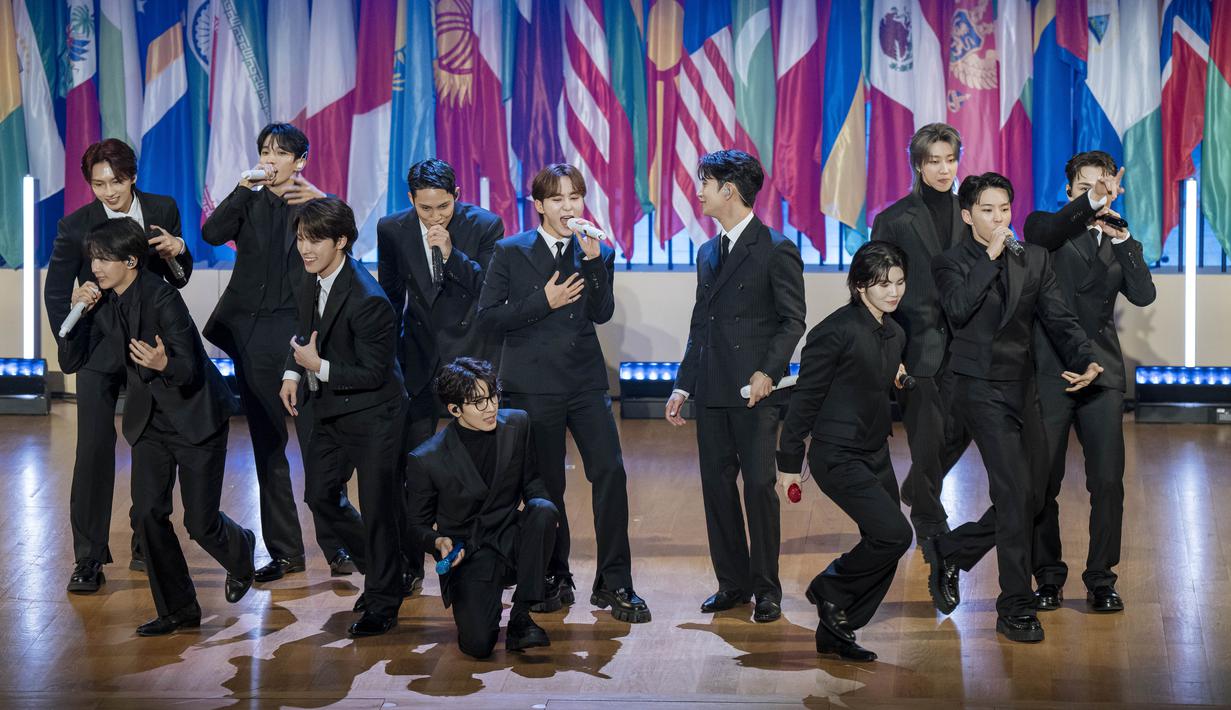 Boy group Seventeen menari dan bernyanyi selama pertunjukan di Unesco di Paris, Selasa, 14 November 2023. (AP Photo / Lewis Joly)
