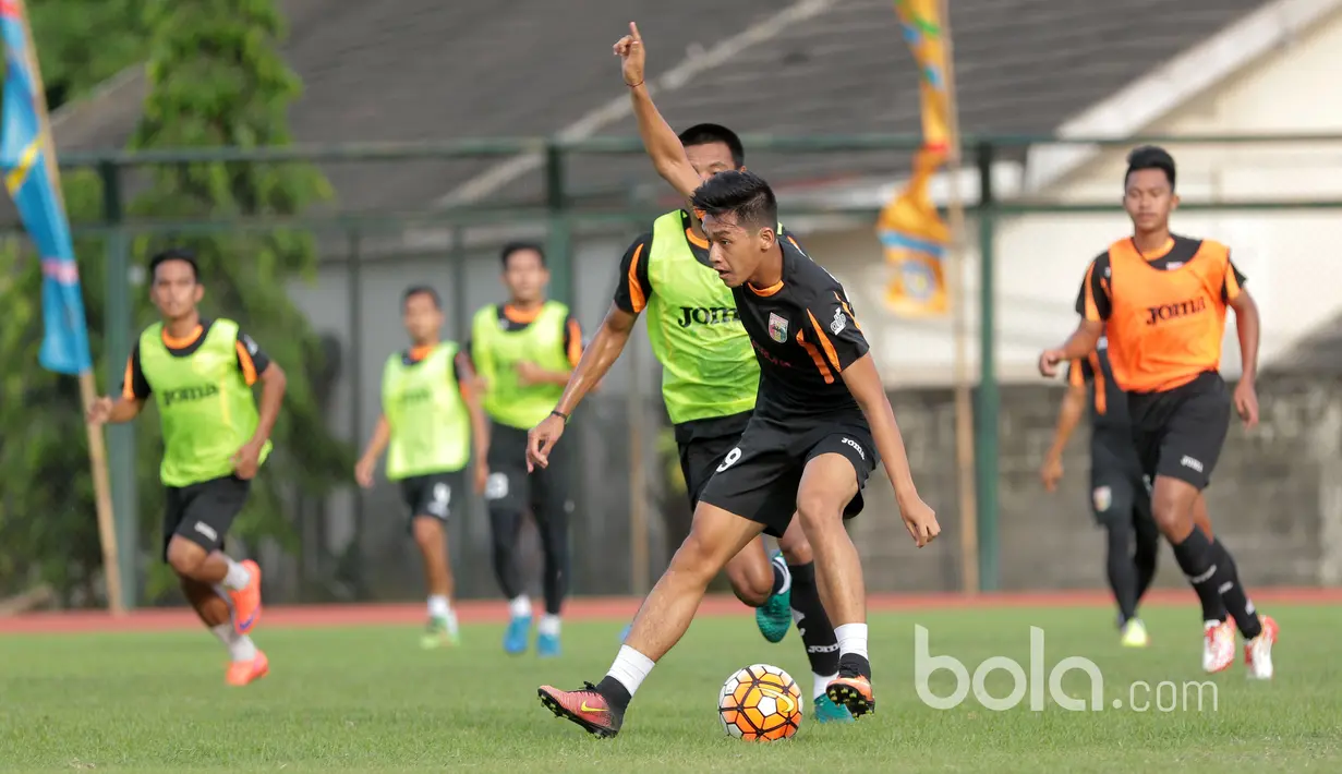 Aksi Septian David saat menggiring bola pada sesi latihan di lapangan UNY, Yokyakarta, Senin (6/2/2017). Mitra Kukar akan melawan PSS Sleman pada partai berikut. (Bola.com/Nicklas Hanoatubun)