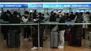 Penumpang antre menaiki pesawat menuju China di Bandara Internasional Incheon di Incheon, Selasa (10/1/2023). China menangguhkan visa pada Selasa bagi warga Korea Selatan yang datang ke negara itu untuk pariwisata atau bisnis sebagai pembalasan yang nyata untuk persyaratan pengujian COVID-19 pada pelancong China. (AP Photo/Ahn Young-joon)