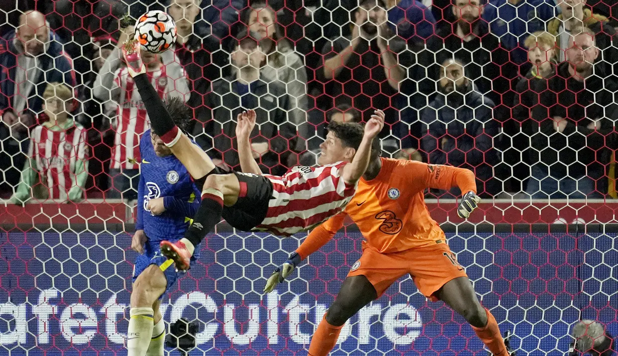Chelsea dan Brentford sebenarnya punya cukup banyak peluang, tapi hanya satu yang menjadi gol. Gol semata wayang di laga itu terjadi pada menit ke-45 dari sepakan keras Ben Chilwell. (AP/Matt Dunham)