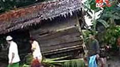 Puluhan korban banjir bandang di Mamuju, Sulbar, memilih mengungsi ke rumah tetangga dan sanak saudara. Mereka khawatir banjir bertambah besar.
