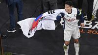 Pemain depan Tottenham Hotspur asal Korea Selatan #07, Son Heung-Min, merayakan kemenangan setelah pertandingan final Liga Eropa UEFA antara Tottenham Hotspur dan Manchester United di stadion San Mames di Bilbao, Kamis dini hari WIB (22-5-2025). (ANDER GILLENEA/AFP)