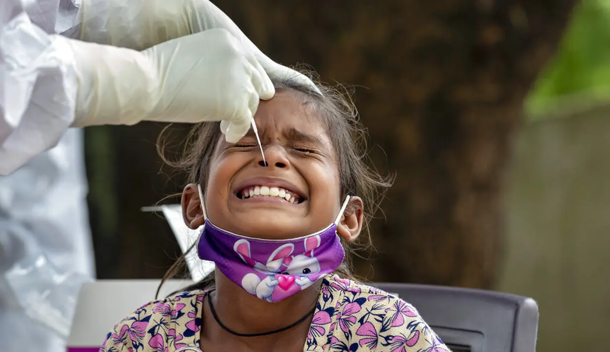 Seorang anak menjalani swab test atau tes usap COVID-19 di sebuah pusat kesehatan pedesaan, Bagli, Dharmsala, India, Senin (7/9/2020). India kini menjadi negara kedua dengan kasus COVID-19 terbanyak di dunia, menggeser Brasil dan di bawah Amerika Serikat. (AP Photo/Ashwini Bhatia)