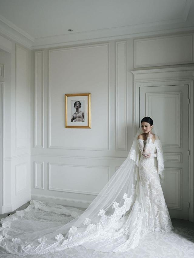 6 Detail Penampilan Valencia Tanoe di Hari Pernikahan, Gaun Dirancang Desainer Terkenal