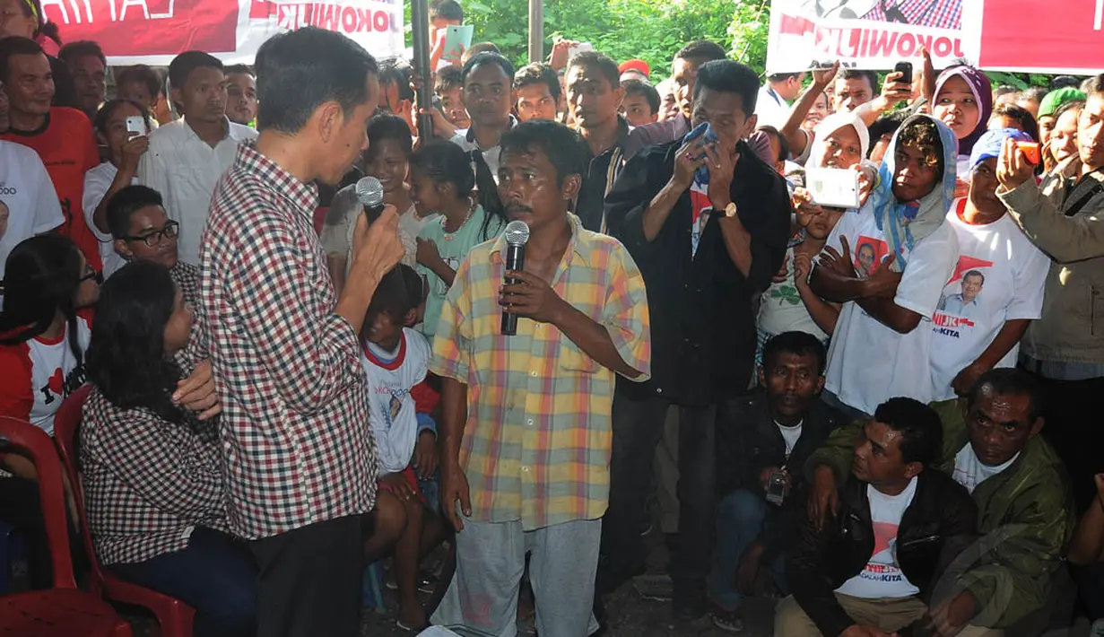 Capres yang didukung PDI Perjuangan, Partai NasDem, Partai Hanura, PKB, dan PKPI itu tengah berdialog dengan seorang nelayan, Medan, Selasa (10/6/14). (Liputan6.com/Herman Zakharia)